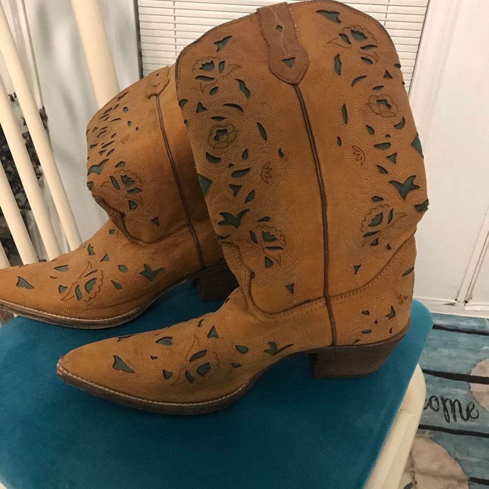 Laredo cowboy boots!!!
